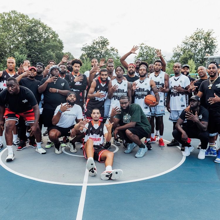 杰伦-布朗晒在波士顿观战野球比赛照片：我相信社区 社区也信任我