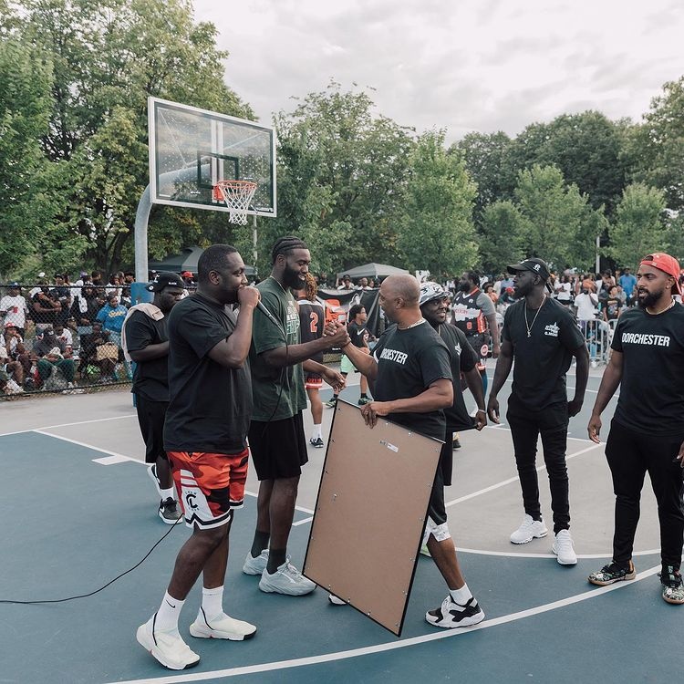 杰伦-布朗晒在波士顿观战野球比赛照片：我相信社区 社区也信任我