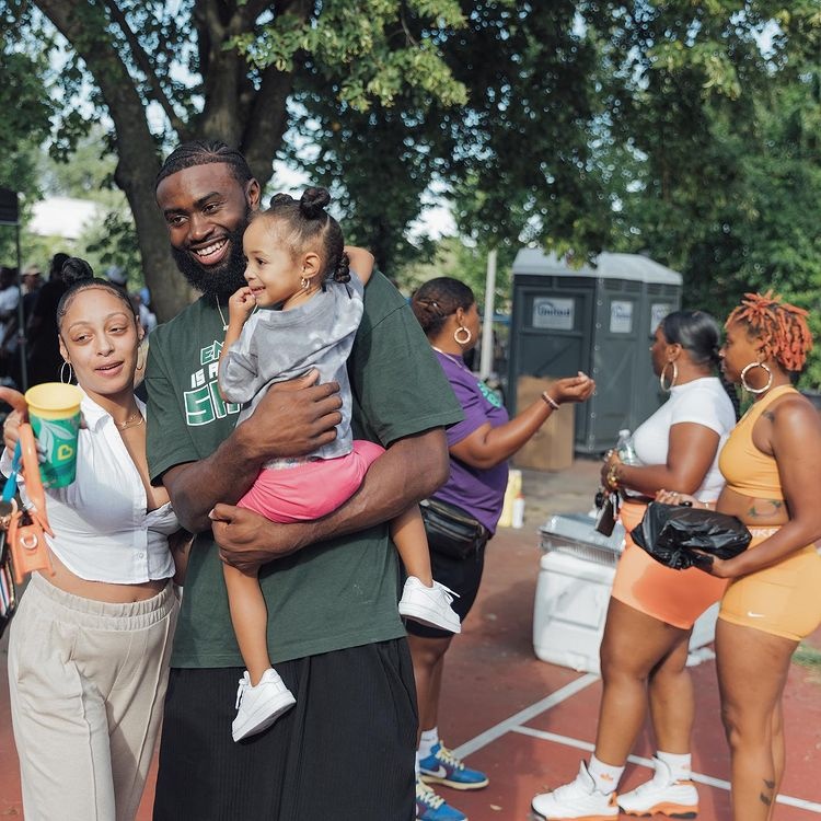 杰伦-布朗晒在波士顿观战野球比赛照片：我相信社区 社区也信任我