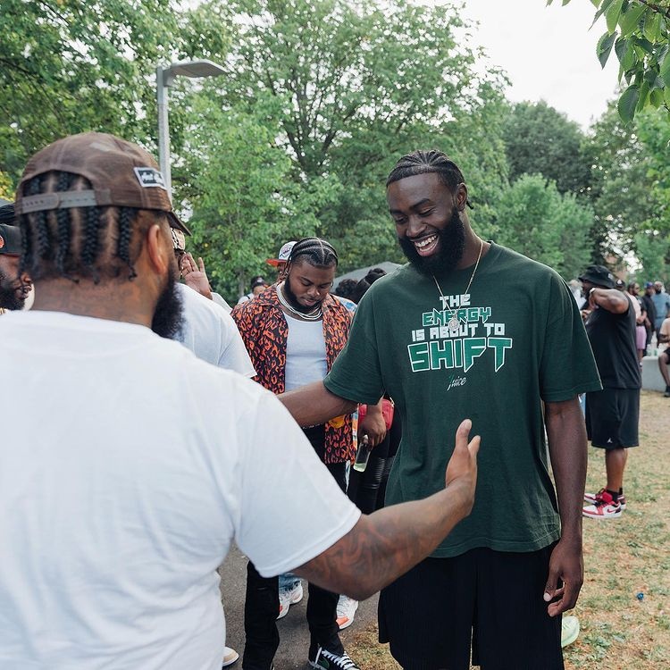 杰伦-布朗晒在波士顿观战野球比赛照片：我相信社区 社区也信任我