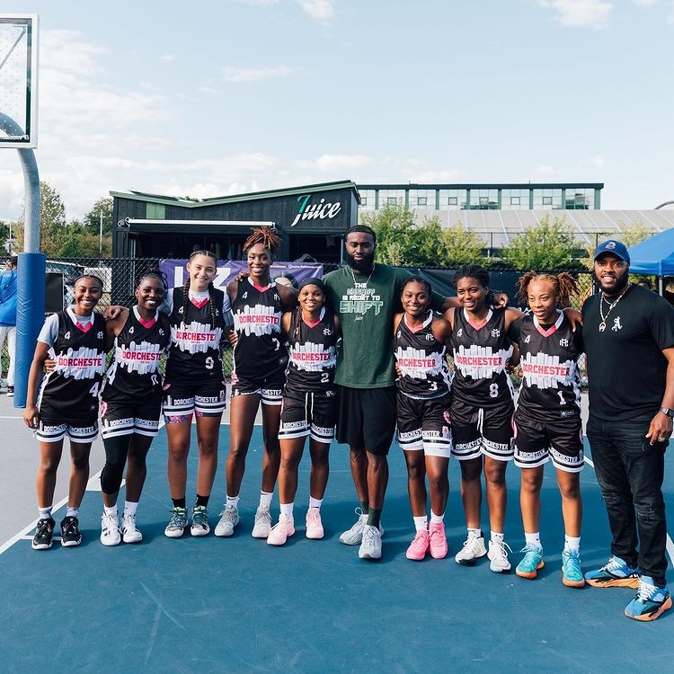 杰伦-布朗晒在波士顿观战野球比赛照片：我相信社区 社区也信任我