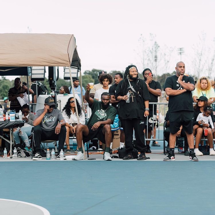 杰伦-布朗晒在波士顿观战野球比赛照片：我相信社区 社区也信任我