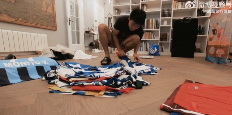 【QY球友会】武磊Vlog记录回国之旅：临行前收拾各类球衣，装满整个行李箱