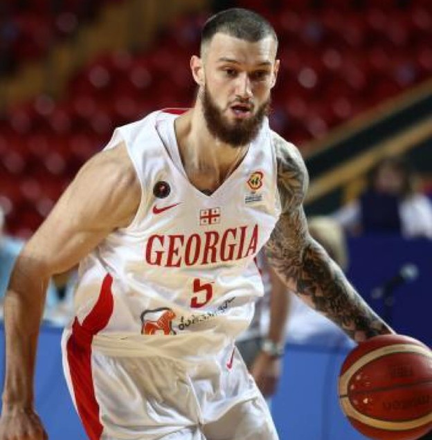 雄鹿队记：布登现场观战马穆克拉什维利代表格鲁吉亚迎战土耳其