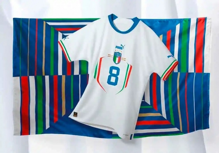 彪马发布意大利2022年客场球衣：白色主色调，队徽、号码居中设计