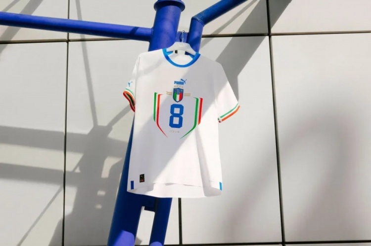 彪马发布意大利2022年客场球衣：白色主色调，队徽、号码居中设计