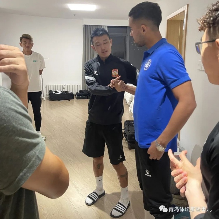 记者：青岛青春岛球员葛振遭遇德尔加多疑似肘击，预计伤缺3-4周