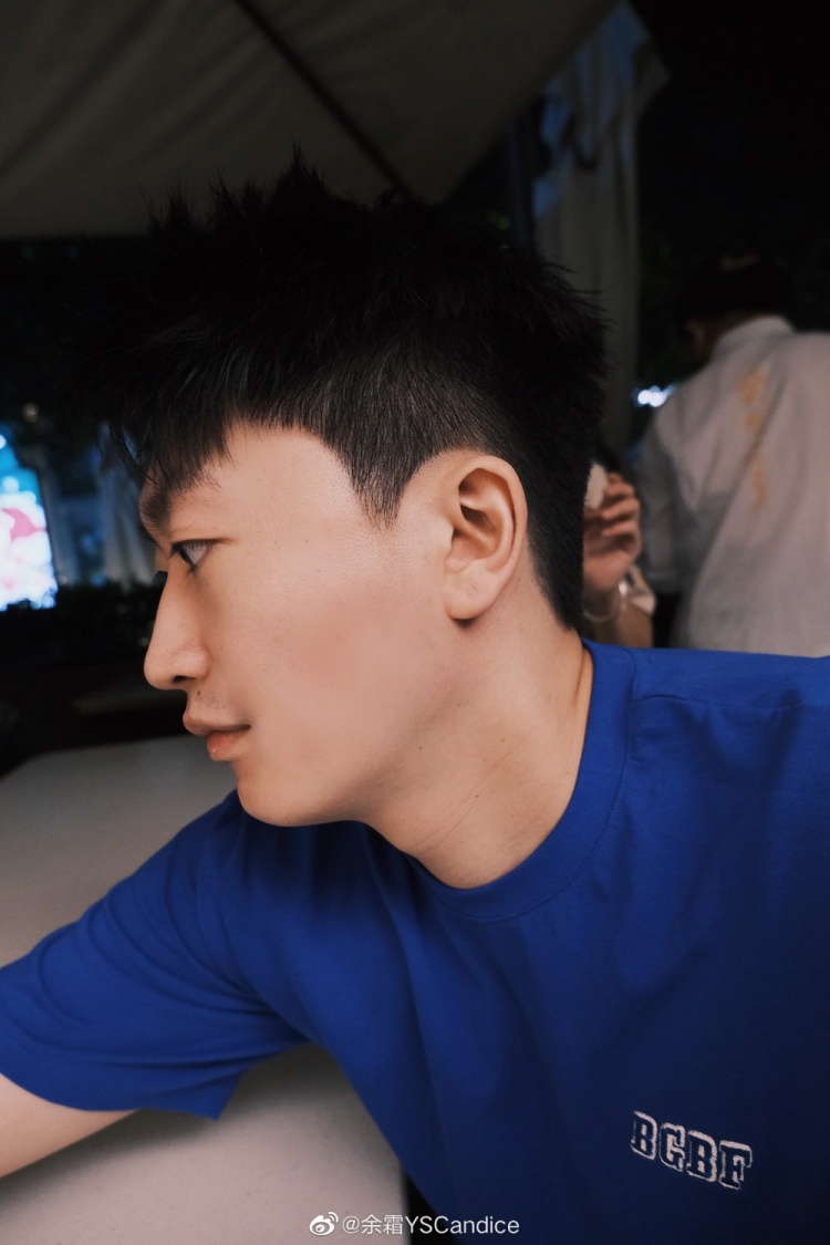 余霜分享与管泽元合照：今天剪了头发 小帅昂