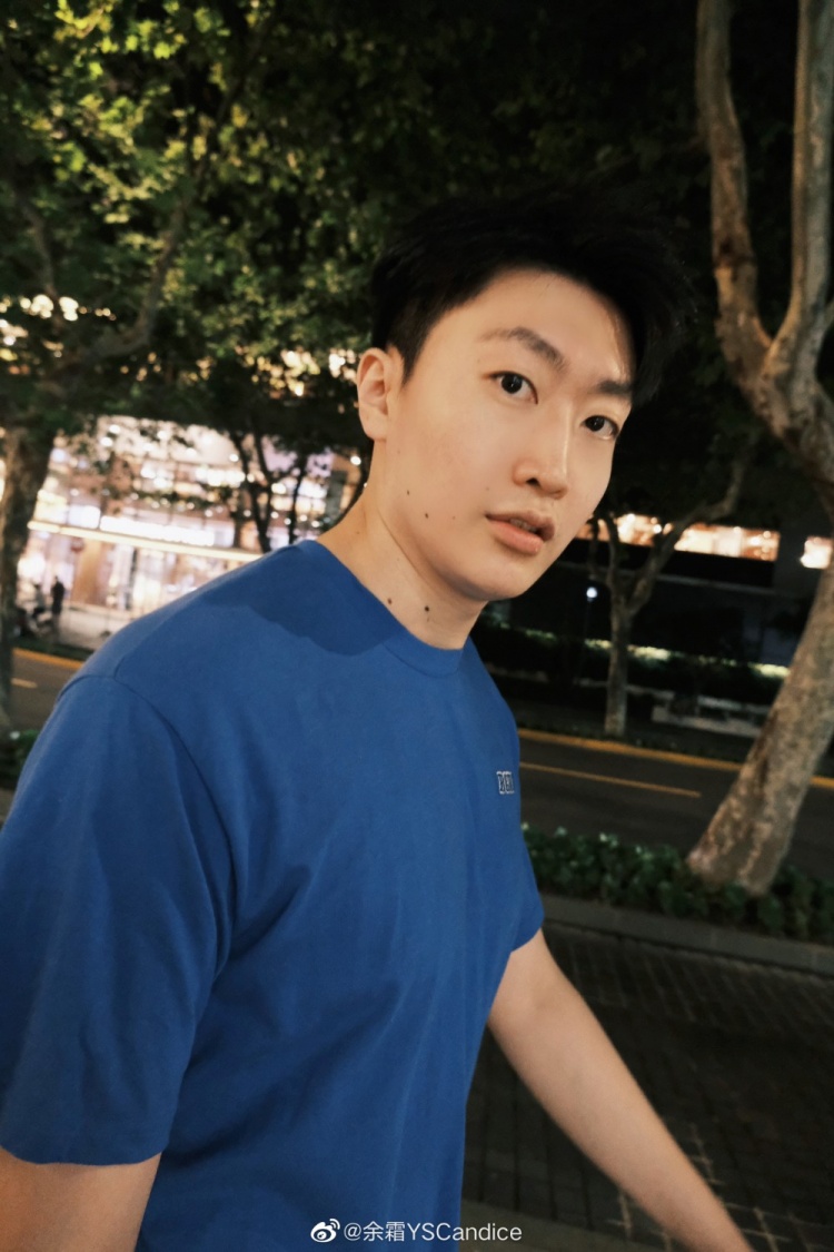 余霜分享与管泽元合照：今天剪了头发 小帅昂