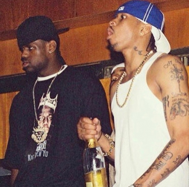 AI晒与老詹合照:强大的年轻国王 20年了仍马不停蹄 后者:我哥们