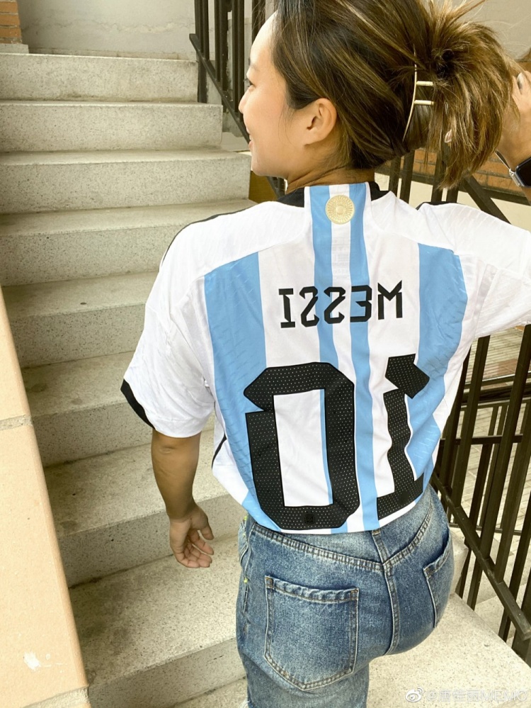 支持梅西！唐佳丽身穿阿根廷10号球衣：有梦想谁都了不起