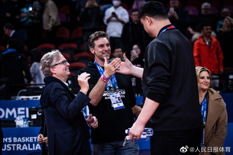 激起了多少回忆啊！中国女篮晋级决赛后姚明和加索尔握手