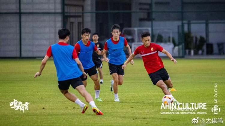 广州队开放日训练，助理教练黄博文、张成林和年轻球员一起练习