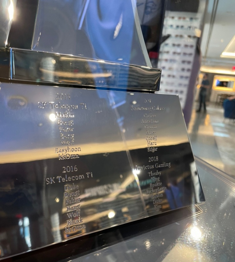 S12冠军奖杯实拍图：目前该奖杯陈列于蒂芙尼总部