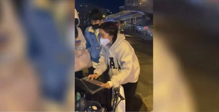 人美心善！北京女足球员拾金不昧，捡到电脑归还失主