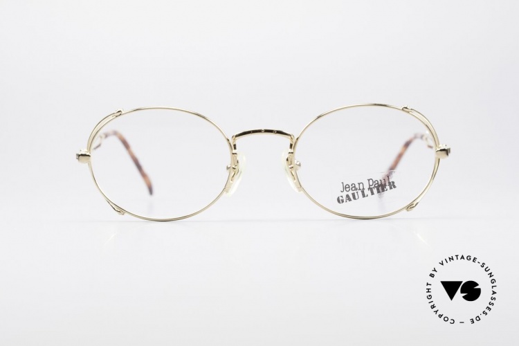 本泽马参加金球奖颁奖典礼时戴的眼镜，是什么品牌？