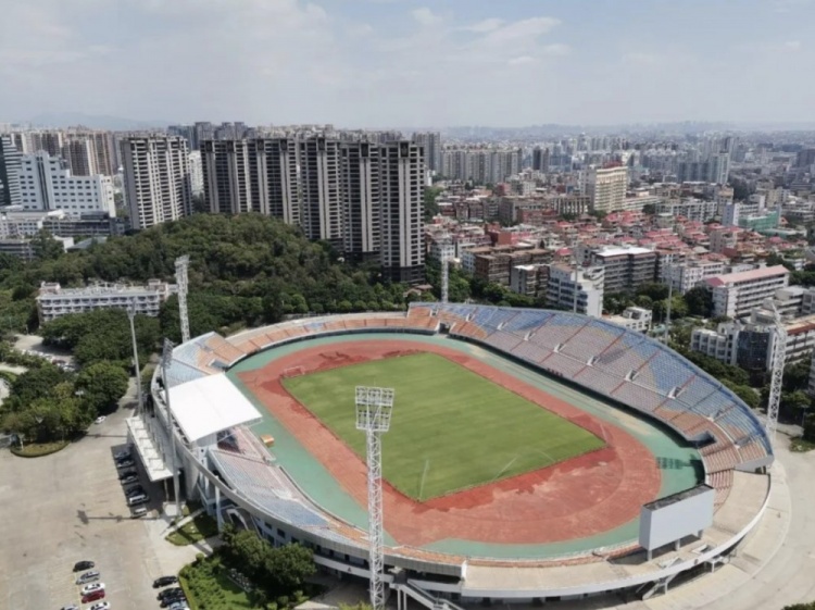 沪媒介绍晋江场地：足球训练中心是专业球场 中心体育场亦经改造