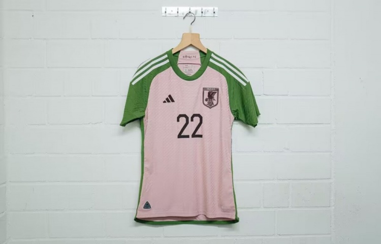 日本队推出带有樱花元素的特制球衣，粉配绿配色旨在推广足球运动