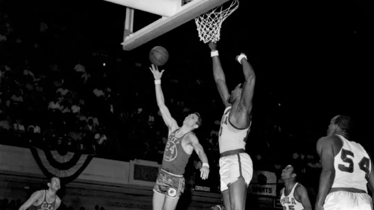 约基奇跨过张伯伦:巨人中的三双王