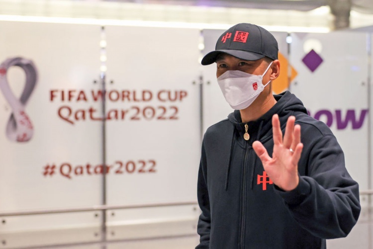 中国裁判马宁、曹奕、施翔抵达卡塔尔，为世界杯执法做最后准备