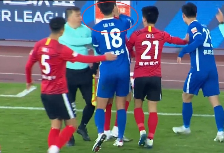 鲁媒记者：除了斯坦丘，另一名三镇球员刘奕鸣也逃脱红牌判罚