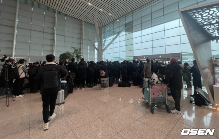 人气巨星！孙兴慜启程返回伦敦，在仁川机场为球迷签名长达40分钟