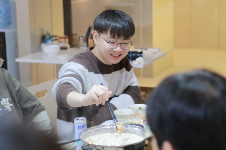 LNG俱乐部分享新人入队吃饭照：Zika、Yuekai、Hang融洽干饭