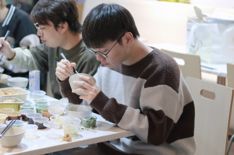 LNG俱乐部分享新人入队吃饭照：Zika、Yuekai、Hang融洽干饭