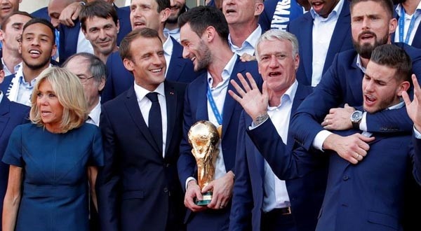 “法国头号球迷”马克龙，他对足球是真爱还是作秀？