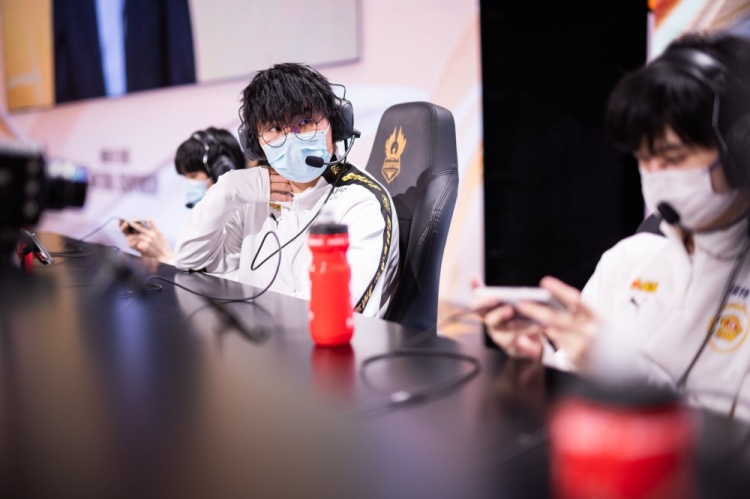 北京WB发布返图:强者经风不熄,弱者随风即灭,春天再见面