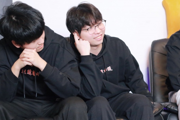 LNG官博更新：快问快答节目花絮返图