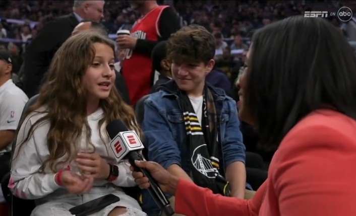 被勒布朗惊呆的小美女：NBA历史最佳球员竟然坐我旁边?
