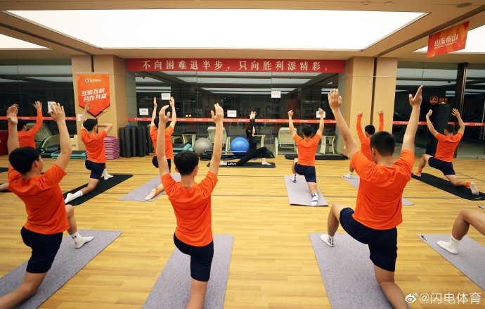 鲁媒：缓解精神和身体疲劳，泰山队邀请瑜伽教练给队员上瑜伽课