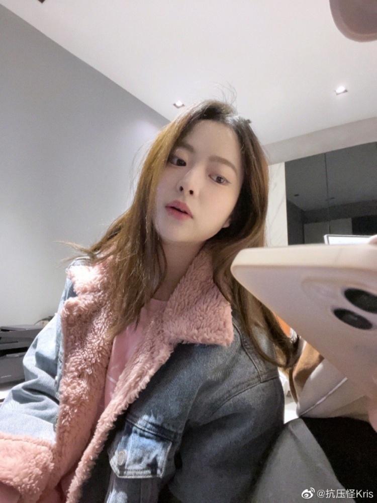 解说Kris晒照：天气暖和啦