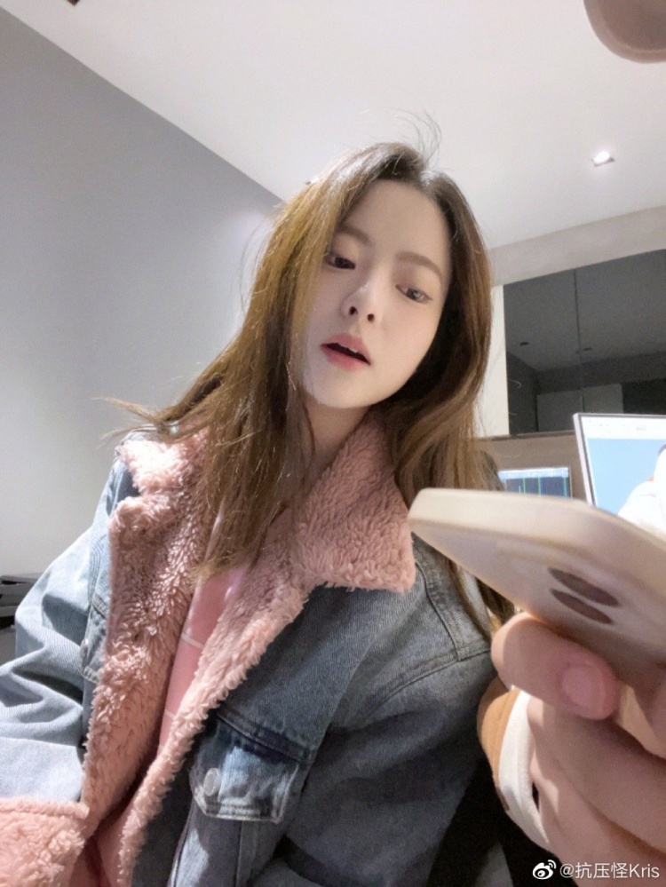 解说Kris晒照：天气暖和啦