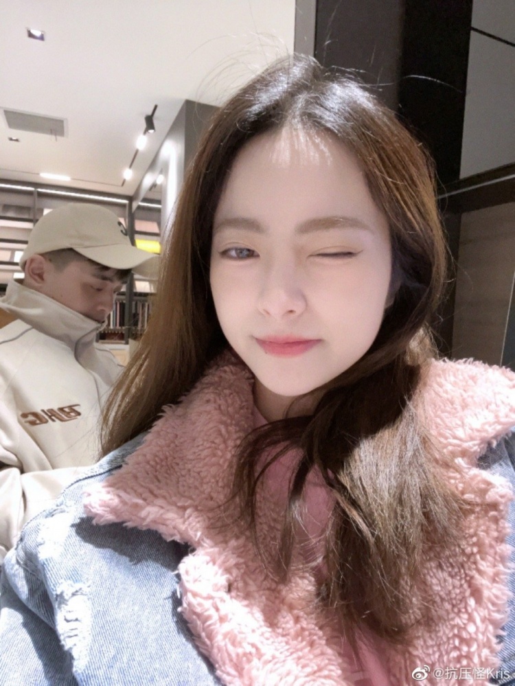 解说Kris晒照：天气暖和啦