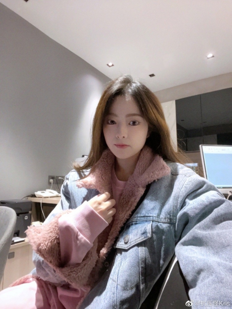 解说Kris晒照：天气暖和啦