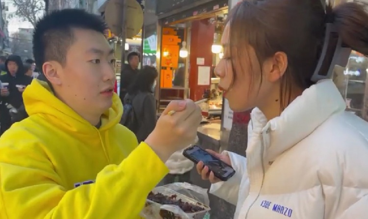 余霜发布西安Vlog：来西安出差，和室友管泽元吃了很多美食~