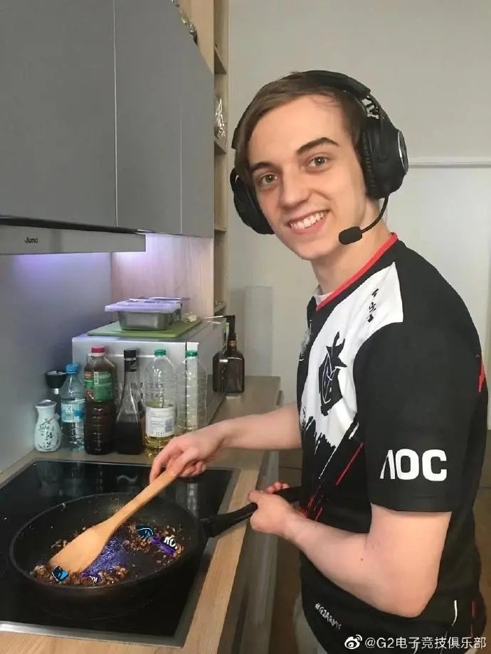 晋级东决 G2整活：主厨小帽，为大家献上辣炒鸽块