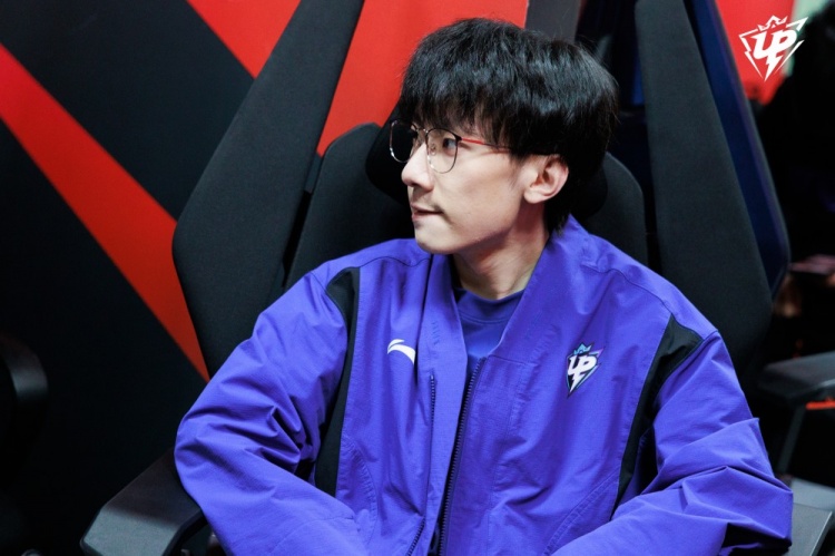 UP赛后返图：宝蓝和宁王窃窃私语