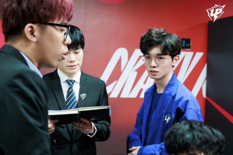 UP赛后返图：宝蓝和宁王窃窃私语