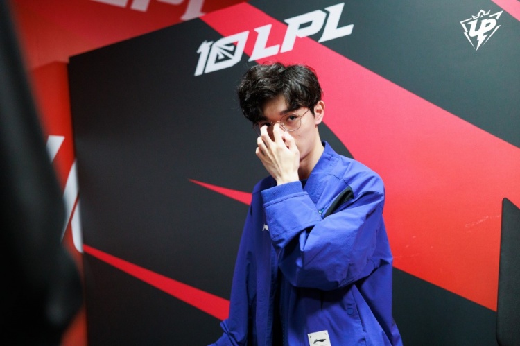 UP赛后返图：宝蓝和宁王窃窃私语