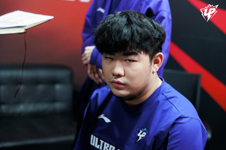 UP赛后返图：宝蓝和宁王窃窃私语