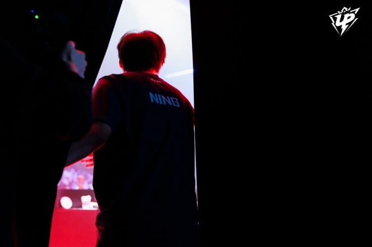 UP赛后返图：宝蓝和宁王窃窃私语