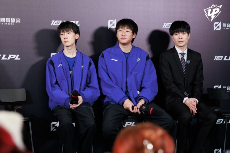 UP赛后返图：宝蓝和宁王窃窃私语