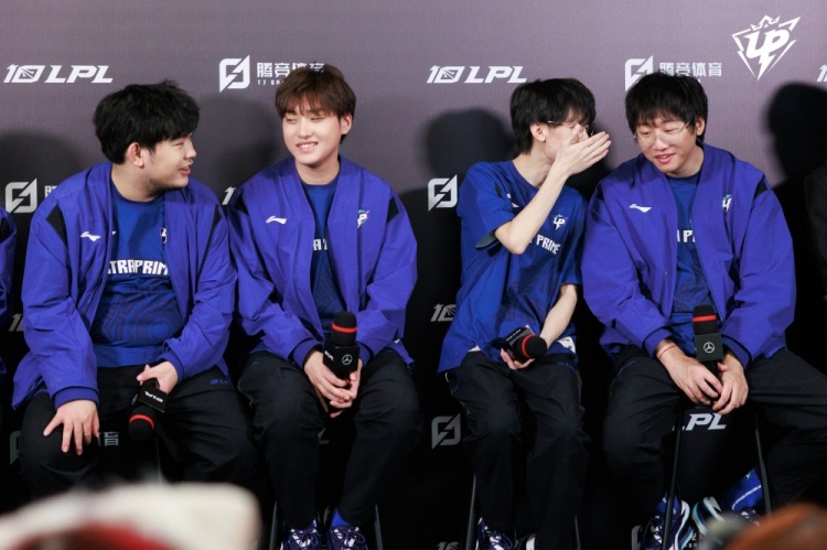 UP赛后返图：宝蓝和宁王窃窃私语