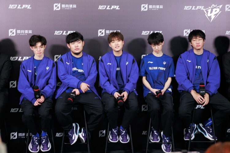 UP赛后返图：宝蓝和宁王窃窃私语