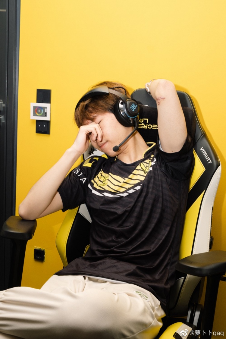 VIT打野Bo更新微博:这突如其来的假期,只能呆着直播了