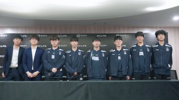 LNG赛场返图：联盟第一 全员比心