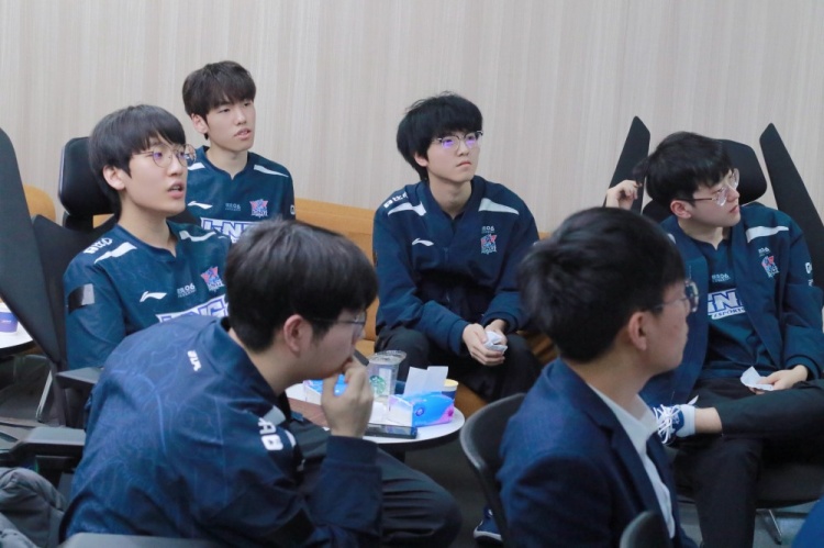 LNG赛场返图：联盟第一 全员比心